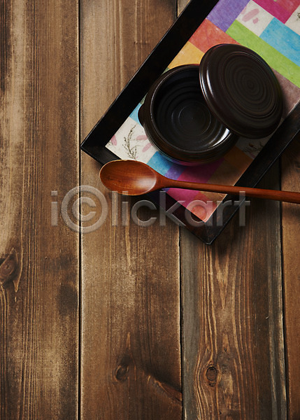 사람없음 JPG 포토 하이앵글 그릇 나무배경 목재 사기그릇 색동 숟가락 스튜디오촬영 실내 전통 접시 주방용품