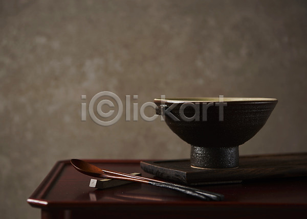 사람없음 JPG 근접촬영 포토 그릇 나무탁자 사기그릇 숟가락 스튜디오촬영 실내 전통 접시 젓가락 주방용품