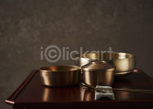사람없음 JPG 포토 그릇 나무탁자 숟가락 스튜디오촬영 실내 유기 전통 접시 젓가락 주방용품