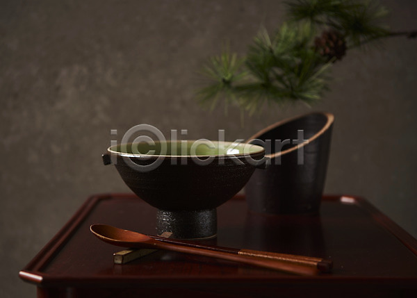 사람없음 JPG 포토 그릇 나무탁자 사기그릇 소나무 숟가락 스튜디오촬영 실내 전통 접시 젓가락 주방용품