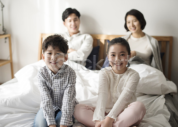 행복 10대 30대 남자 성인 어린이 여러명 여자 한국인 JPG 앞모습 포토 가족 남매 딸 부부 상반신 실내 아들 아빠 앉기 엄마 웃음 침대