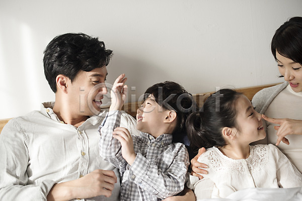 행복 10대 30대 남자 성인 어린이 여러명 여자 한국인 JPG 앞모습 포토 가족 남매 딸 부부 상반신 실내 아들 아빠 앉기 엄마 웃음 장난 침대