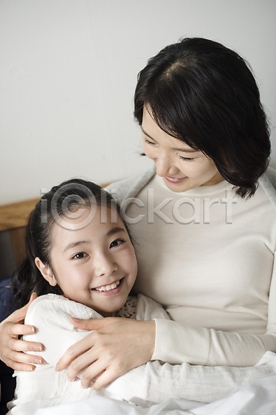 행복 10대 30대 두명 성인 어린이 여자 여자만 한국인 JPG 앞모습 옆모습 포토 가족 딸 모녀 상반신 실내 안기 앉기 엄마 웃음 침대