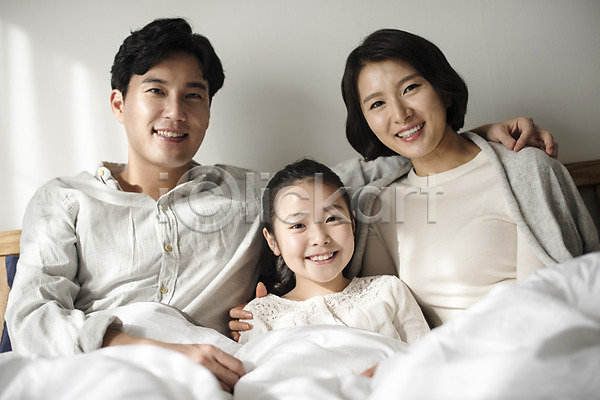 행복 10대 30대 남자 성인 세명 어린이 여자 한국인 JPG 앞모습 포토 가족 딸 부부 상반신 실내 아빠 안기 앉기 어깨동무 엄마 웃음 침대