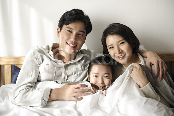 행복 10대 30대 남자 성인 세명 어린이 여자 한국인 JPG 앞모습 포토 가족 딸 부부 상반신 실내 아빠 앉기 어깨동무 엄마 웃음 침대