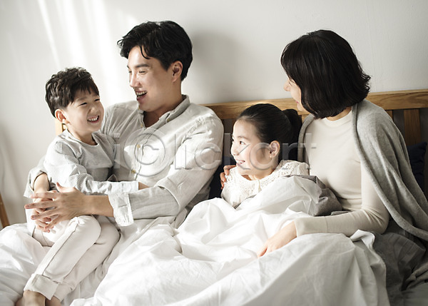 행복 10대 30대 남자 성인 세명 어린이 여자 한국인 JPG 앞모습 포토 가족 남매 딸 부부 상반신 실내 아들 아빠 안기 앉기 엄마 웃음 장난 침대