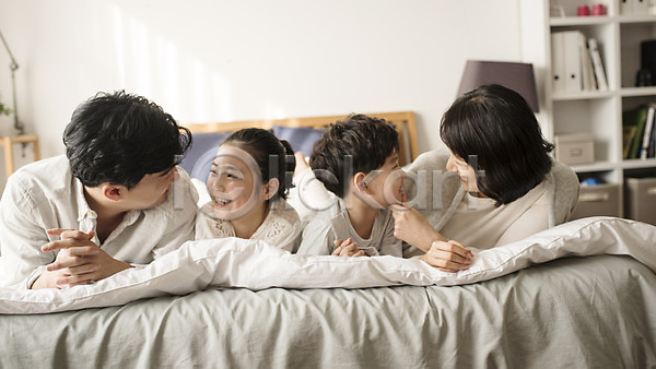 행복 10대 30대 남자 성인 어린이 여러명 여자 한국인 JPG 앞모습 포토 가족 남매 딸 마주보기 부부 상반신 실내 아들 아빠 엄마 엎드리기 웃음 침대