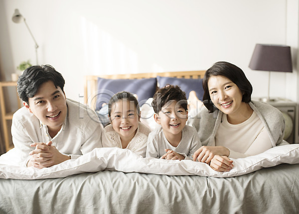 행복 10대 30대 남자 성인 어린이 여러명 여자 한국인 JPG 앞모습 포토 가족 남매 딸 부부 상반신 실내 아들 아빠 엄마 엎드리기 웃음 침대