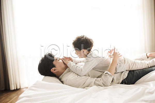 행복 30대 남자 남자만 두명 성인 어린이 한국인 JPG 옆모습 포토 가족 눕기 부자(아빠와아들) 상반신 실내 아들 아빠 안기 엎드리기 웃음 장난 침대
