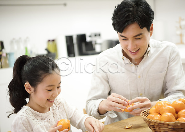 즐거움 행복 10대 30대 남자 두명 성인 어린이 여자 한국인 JPG 앞모습 포토 가족 귤 귤껍질 딸 부녀 상반신 식탁 실내 아빠 앉기 웃음 주방