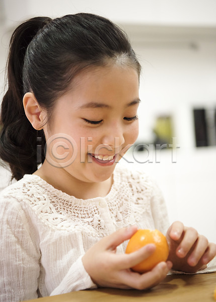 즐거움 행복 10대 십대여자한명만 어린이 여자 한국인 한명 JPG 근접촬영 앞모습 포토 귤 귤껍질 상반신 식탁 실내 앉기 웃음 의자 주방