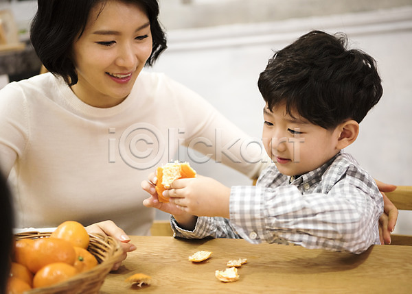 즐거움 집중 행복 10대 30대 남자 두명 성인 어린이 여자 한국인 JPG 앞모습 포토 가족 귤 귤껍질 상반신 식탁 실내 아들 앉기 엄마 웃음 의자 주방