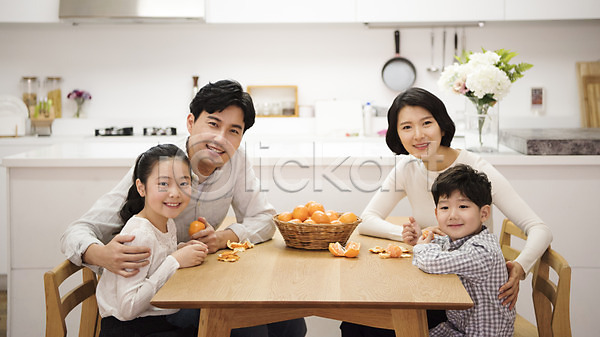즐거움 행복 10대 30대 남자 성인 어린이 여러명 여자 한국인 JPG 앞모습 포토 가족 귤 귤껍질 남매 딸 부부 상반신 식탁 실내 아들 아빠 앉기 엄마 웃음 의자 주방