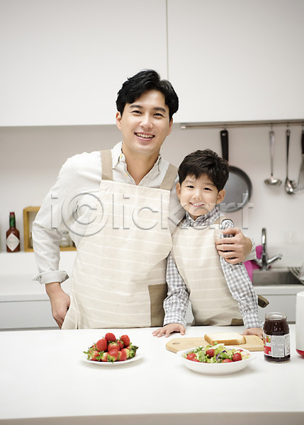 즐거움 행복 30대 남자 남자만 두명 성인 어린이 한국인 JPG 앞모습 포토 가족 딸기 딸기잼 부자(아빠와아들) 상반신 서기 식빵 실내 아들 아빠 앞치마 웃음 주방
