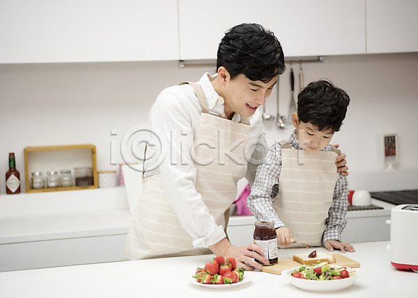 즐거움 행복 30대 남자 남자만 두명 성인 한국인 JPG 앞모습 포토 가족 딸기 딸기잼 부자(아빠와아들) 상반신 서기 실내 아들 아빠 앞치마 웃음 주방