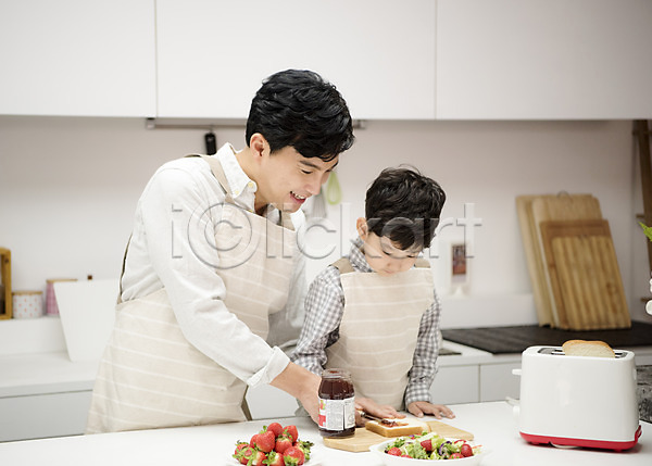 즐거움 행복 30대 남자 남자만 두명 성인 어린이 한국인 JPG 앞모습 포토 가족 딸기 딸기잼 부자(아빠와아들) 상반신 서기 식빵 실내 아들 아빠 앞치마 웃음 주방