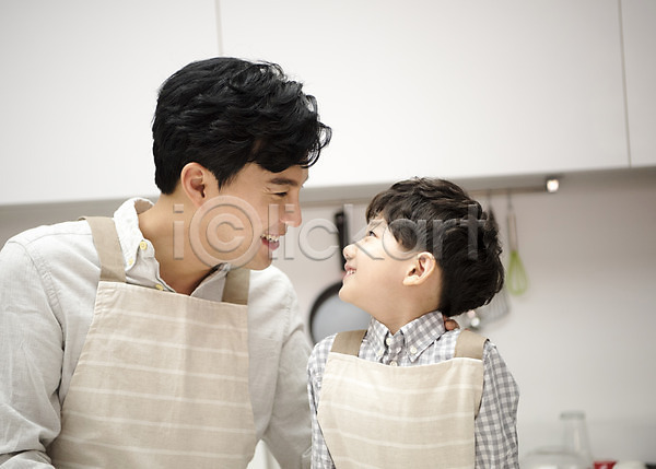 즐거움 행복 30대 남자 남자만 두명 성인 어린이 한국인 JPG 앞모습 포토 가족 마주보기 부자(아빠와아들) 상반신 서기 실내 아들 아빠 앞치마 웃음 주방