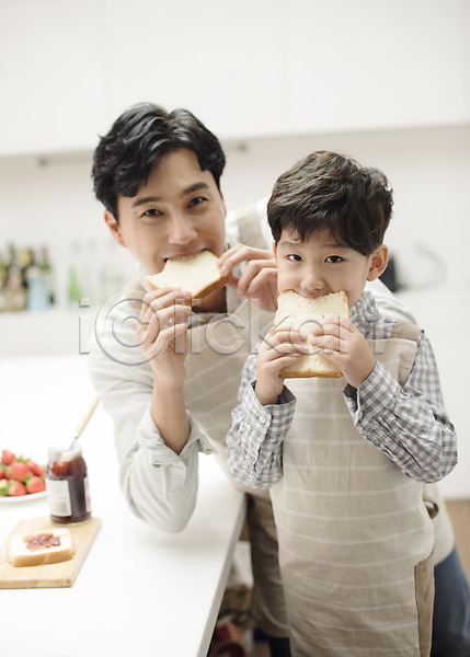 즐거움 행복 30대 남자 남자만 두명 성인 어린이 한국인 JPG 앞모습 포토 가족 딸기 딸기잼 맛있는 먹기 부자(아빠와아들) 상반신 서기 식빵 실내 아들 아빠 앞치마 웃음 주방