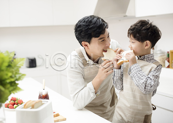 즐거움 행복 30대 남자 남자만 두명 성인 어린이 한국인 JPG 앞모습 포토 가족 딸기 딸기잼 마주보기 맛있는 먹기 부자(아빠와아들) 상반신 서기 식빵 실내 아들 아빠 앞치마 요리 웃음 주방 토스트기
