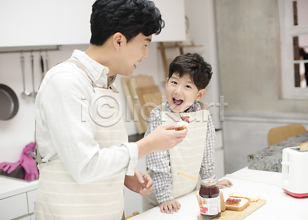 즐거움 행복 30대 남자 남자만 두명 성인 어린이 한국인 JPG 앞모습 포토 가족 딸기잼 부자(아빠와아들) 상반신 서기 식빵 실내 아들 아빠 앞치마 요리 웃음 주방