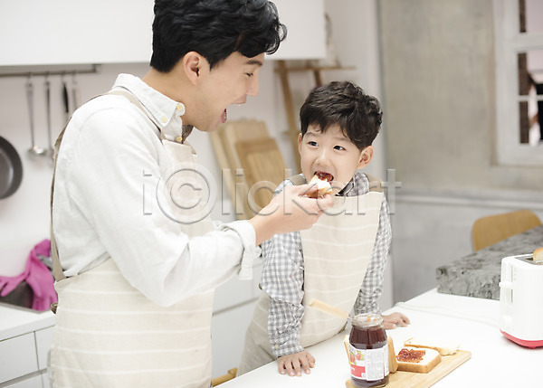 즐거움 행복 30대 남자 남자만 두명 성인 어린이 한국인 JPG 옆모습 포토 가족 맛있는 먹여주기 부자(아빠와아들) 상반신 서기 실내 아들 아빠 앞치마 요리 웃음 주방