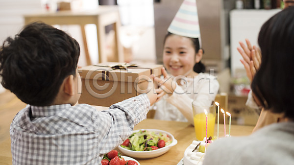 즐거움 행복 10대 30대 남자 성인 세명 어린이 여자 한국인 JPG 뒷모습 아웃포커스 앞모습 포토 가족 고깔(모자) 딸 상반신 생일선물 생일케이크 생일파티 식탁 실내 아들 앉기 엄마 웃음 자녀 주방