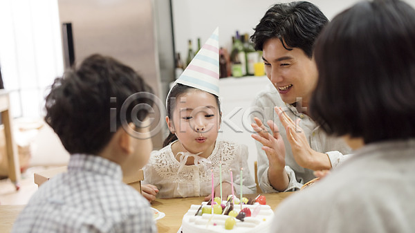 즐거움 행복 10대 30대 남자 성인 어린이 여러명 여자 한국인 JPG 뒷모습 앞모습 포토 가족 고깔(모자) 남매 딸 부부 불기 상반신 생일 생일케이크 생일파티 식탁 실내 아들 아빠 앉기 엄마 웃음 촛불