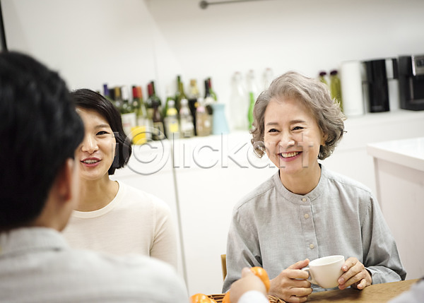 즐거움 행복 30대 60대 남자 노년 성인 세명 여자 한국인 JPG 뒷모습 앞모습 포토 가족 딸 상반신 식탁 실내 아들 아빠 앉기 엄마 웃음 주방 커피잔 할머니