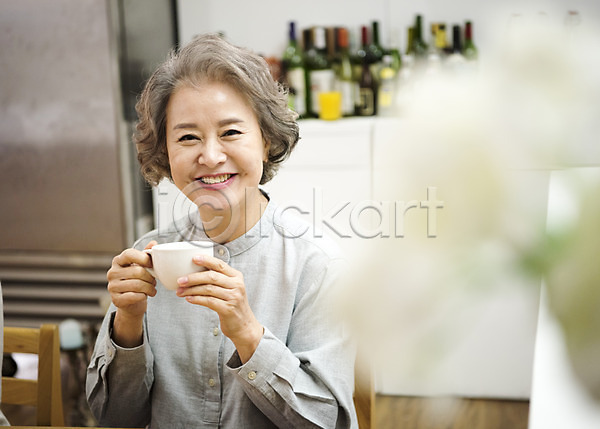 즐거움 행복 60대 노년 노인여자한명만 여자 한국인 한명 JPG 앞모습 포토 상반신 식탁 실내 앉기 웃음 커피 할머니