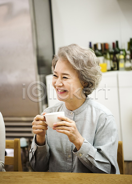 즐거움 행복 60대 노년 노인여자한명만 여자 한국인 한명 JPG 옆모습 포토 상반신 식탁 실내 앉기 웃음 커피 할머니