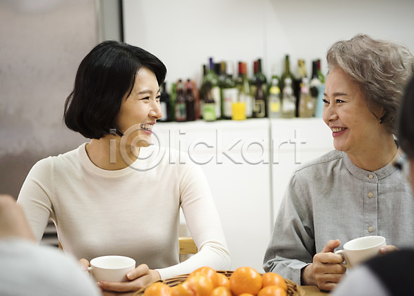 즐거움 행복 30대 60대 남자 노년 성인 신체부위 여러명 여자 한국인 JPG 앞모습 포토 가족 귤 딸 마주보기 모녀 상반신 식탁 실내 앉기 엄마 웃음 주방 커피 할머니