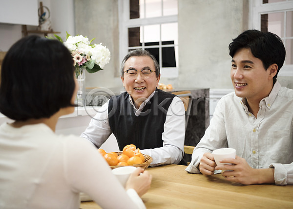 즐거움 행복 30대 60대 남자 노년 성인 세명 여자 한국인 JPG 뒷모습 앞모습 포토 가족 귤 딸 상반신 식탁 실내 아들 아빠 앉기 엄마 웃음 주방 할아버지