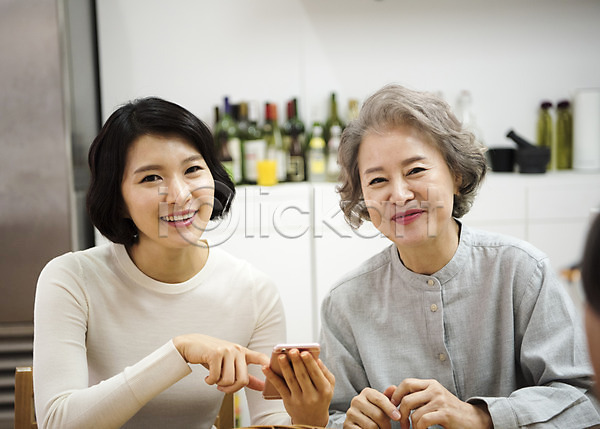 즐거움 행복 30대 60대 노년 두명 성인 여자 여자만 한국인 JPG 앞모습 포토 가족 들기 딸 모녀 상반신 스마트폰 식탁 실내 앉기 웃음 할머니