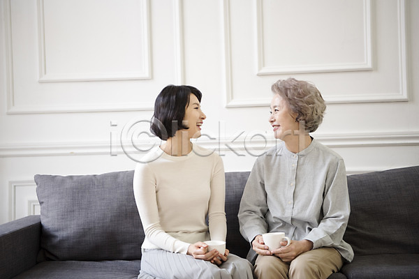 즐거움 행복 30대 60대 노년 두명 성인 여자 여자만 한국인 JPG 앞모습 포토 가족 거실 딸 마주보기 모녀 상반신 소파 실내 앉기 엄마 웃음 커피잔 할머니