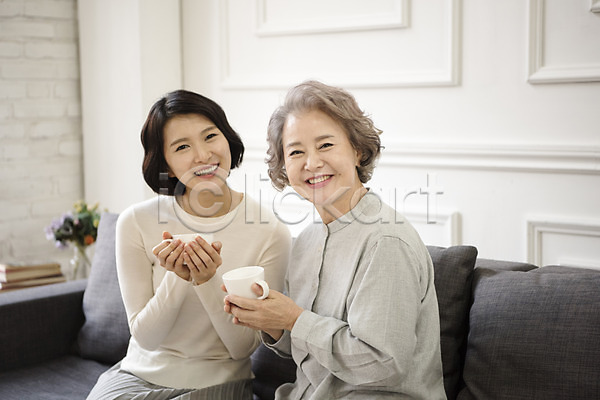 즐거움 행복 30대 60대 노년 두명 성인 여자 여자만 한국인 JPG 앞모습 포토 가족 거실 들기 딸 모녀 상반신 소파 실내 앉기 엄마 웃음 커피잔 할머니