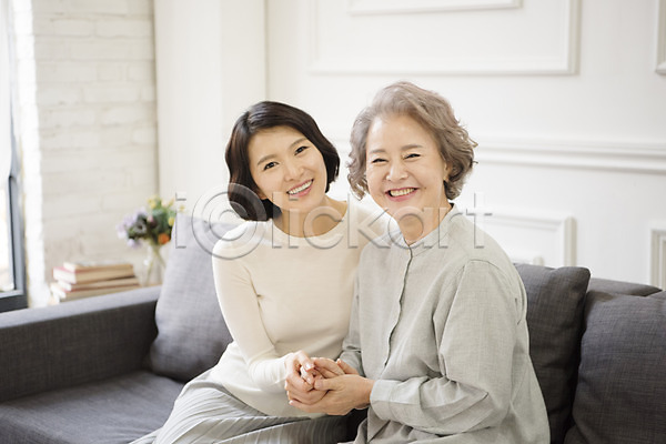 즐거움 행복 30대 60대 노년 두명 성인 여자 여자만 한국인 JPG 앞모습 포토 가족 거실 딸 모녀 상반신 소파 손잡기 실내 앉기 엄마 웃음 할머니