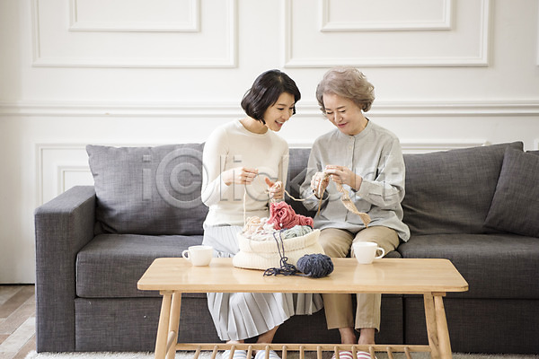 즐거움 행복 30대 60대 노년 두명 성인 여자 여자만 한국인 JPG 앞모습 포토 가족 거실 딸 뜨개질 모녀 상반신 소파 실내 앉기 엄마 웃음 탁자 할머니