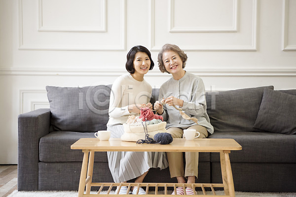 즐거움 행복 30대 60대 노년 두명 성인 여자 여자만 한국인 JPG 앞모습 포토 가족 거실 딸 모녀 상반신 소파 실내 앉기 엄마 웃음 탁자 털실 할머니