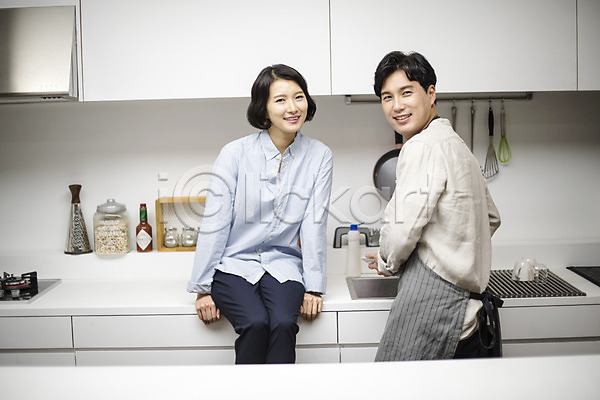 즐거움 행복 30대 남자 두명 성인 여자 한국인 JPG 뒷모습 앞모습 포토 가족 뒤돌아보기 부부 상반신 서기 실내 앉기 요리 웃음 주방