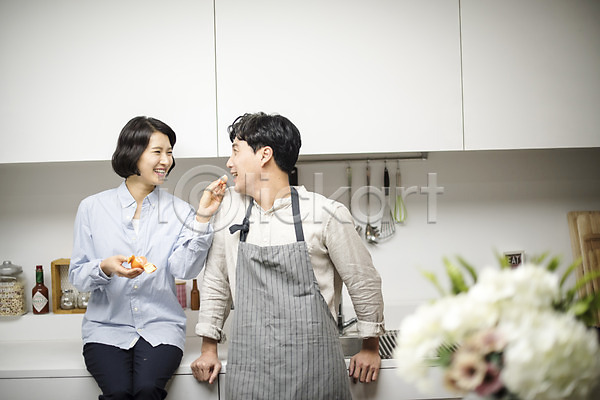 즐거움 행복 30대 남자 두명 성인 여자 한국인 JPG 앞모습 포토 가족 귤 먹기 부부 상반신 서기 실내 앉기 앞치마 웃음 주방