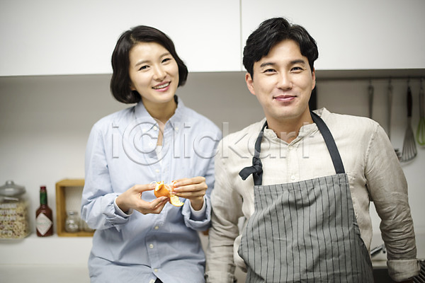 즐거움 행복 30대 남자 두명 성인 여자 한국인 JPG 앞모습 포토 가족 귤 먹기 부부 상반신 서기 실내 앉기 웃음 주방
