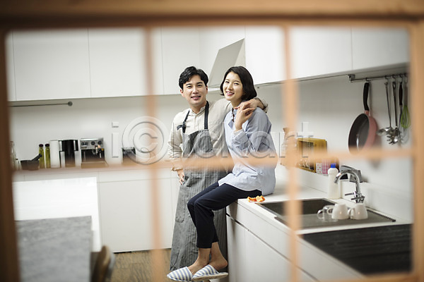 즐거움 행복 30대 남자 두명 성인 여자 한국인 JPG 앞모습 옆모습 포토 가족 부부 상반신 서기 실내 앉기 어깨동무 웃음 전신 주방 창가