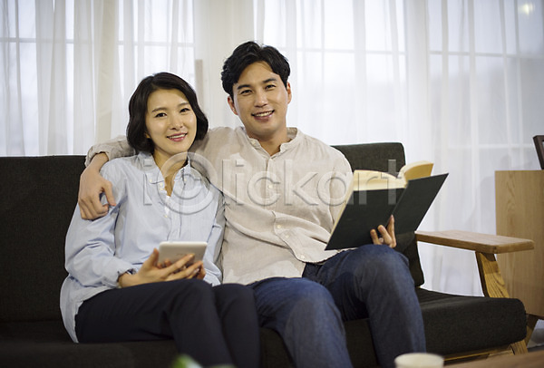 즐거움 행복 30대 남자 두명 성인 여자 한국인 JPG 앞모습 포토 가족 거실 독서 부부 상반신 소파 실내 앉기 어깨동무 웃음 태블릿