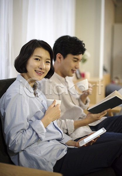 즐거움 행복 30대 남자 두명 성인 여자 한국인 JPG 옆모습 포토 가족 거실 독서 부부 상반신 소파 실내 앉기 웃음 응시 커피 태블릿