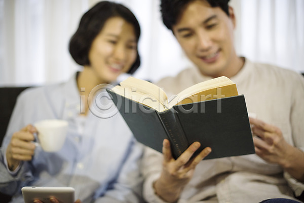 즐거움 행복 30대 남자 두명 성인 여자 한국인 JPG 아웃포커스 앞모습 포토 가족 거실 독서 부부 상반신 실내 앉기 웃음 책 커피 태블릿