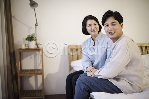 행복 30대 남자 두명 성인 여자 한국인 JPG 옆모습 포토 가족 부부 상반신 손잡기 실내 앉기 웃음 침대 침실