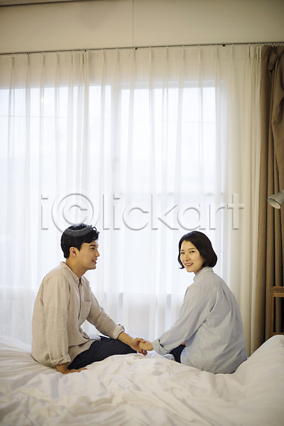 여유 행복 30대 남자 두명 성인 여자 한국인 JPG 뒷모습 옆모습 포토 가족 뒤돌아보기 부부 상반신 손잡기 실내 앉기 웃음 침대 침실