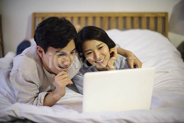 여유 행복 30대 남자 두명 성인 여자 한국인 JPG 앞모습 포토 가족 노트북 부부 상반신 실내 어깨동무 엎드리기 웃음 응시 침대 침실