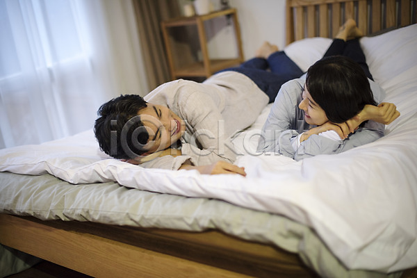 여유 행복 30대 남자 두명 성인 여자 한국인 JPG 포토 가족 마주보기 부부 실내 엎드리기 웃음 응시 전신 침대 침실