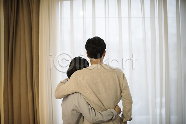 여유 행복 30대 남자 두명 성인 여자 한국인 JPG 뒷모습 포토 가족 부부 상반신 서기 실내 어깨동무 창가 침실 커튼